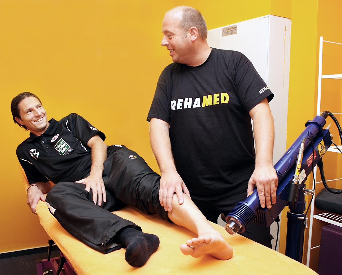 Alexander Bugera in Behandlung mit Norman schild bei Rehamed